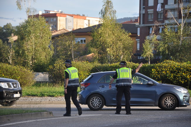 Dos policías locales en la rotonda de la entrada de Torrelavega. / ALERTA