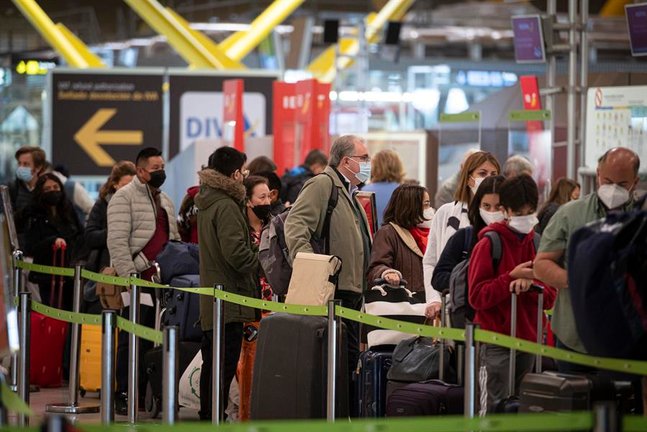 Colas en la terminal 4 del aeropuerto de Adolfo Suárez- Madrid Barajas, con motivo de la operación salida de Semana Santa. EFE/ Fernando Villar