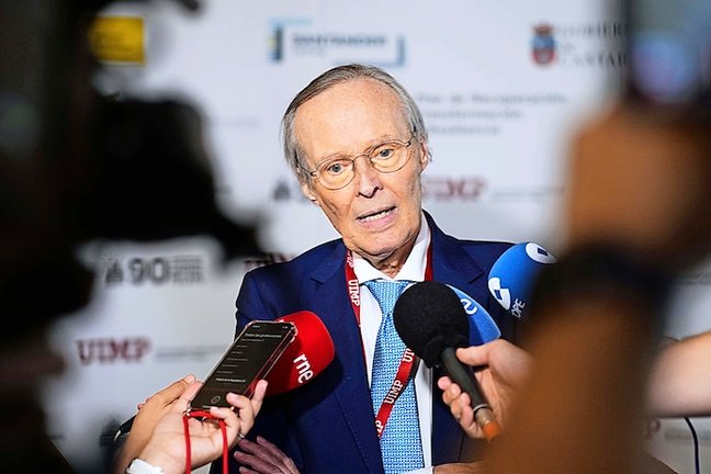 El presidente de FIE y exministro de Asuntos Exteriores, Josep Piqué, comparece en el photocall del Palacio de la Magdalena, donde ha participado en un encuentro en la UIMP, en Santander. / Juan Manuel Serrano Arce