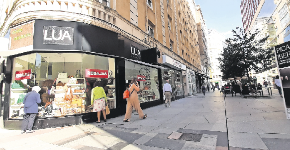 Una calle céntrica comercial en la ciudad. / ALERTA
