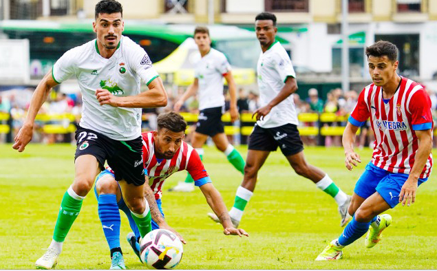 Arturo comenzó jugando por banda izquierda en el primer tiempo. / RRC