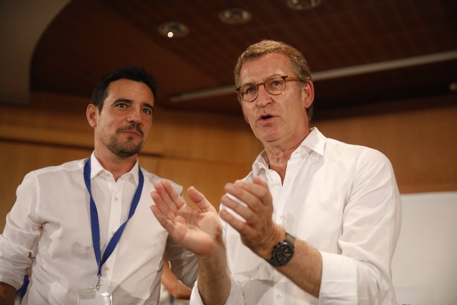El presidente del PP en la provincia de Barcelona, Manu Reyes, junto al líder del PP nacional, Alberto Núñez Feijóo. /Kike Rincón