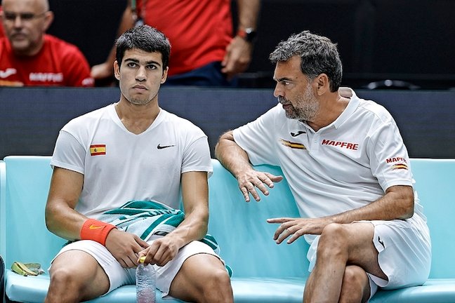 El capitán del equipo español de Copa Davis, Sergi Bruguera (dcha), habla con el jugador Carlos Alcaraz, durante el partido ante el canadiense Felix Auger-Aliassime. / EFE/Kai Försterling