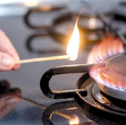 Una persona enciende un fuego en una cocina de gas. / ALERTA
