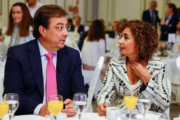 El presidente de la Junta de Extremadura, Guillermo Fernández Vara, conversa con la ministra de Hacienda, María Jesús Montero FOTO: SERGIO PÉREZ EFE