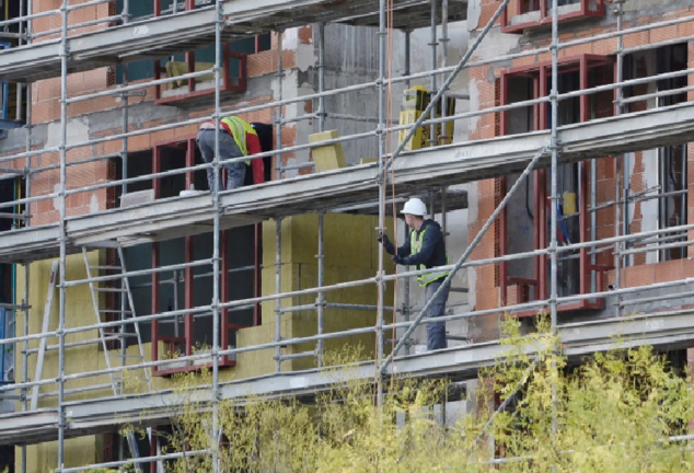 Trabajadores del sector de la construcción en una obra. / ALERTA