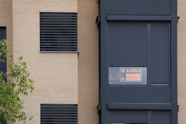 En la fachada de un edificio se ve un cartel de 'Se Alquila' bajo la persiana de uno de los pisos. - Jesús Hellín