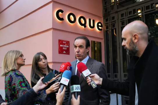 Rafael Sandoval atiende a los medios a las puertas del restaurante Coque de Madrid, este miércoles. EFE/ Borja Sánchez-Trillo