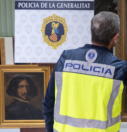 El Grupo de Patrimonio Histórico de la Policía de la Generalidad Valenciana junto a las tres pinturas. / EP