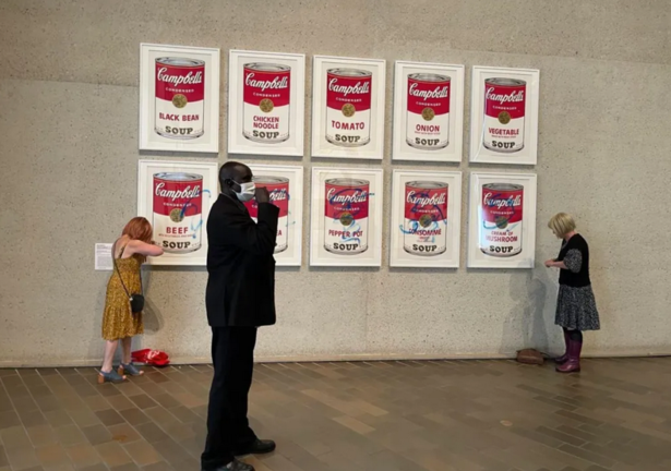 "Latas de sopa Campbell" del artista estadounidense Andy Warhol, atacada por activistas en la Galería Nacional de Camberra (Australia). EFE/ Stop Fossil Fuel Subsidies