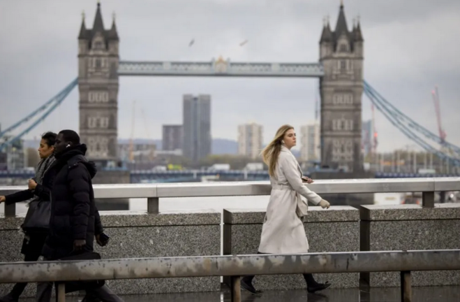 Londinenses pasean por la capital británica. EFE/EPA/Tolga Akmen