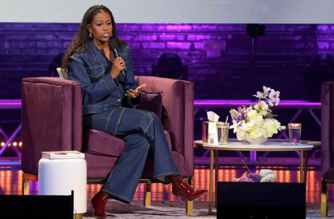 La ex primera dama de los Estados Unidos Michelle Obama habla durante la presentación de su libro "Con Luz Propia" en el Teatro Warner en Washington DC (EE.UU.). EFE/Lenin Nolly