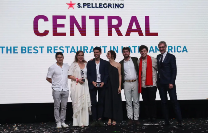 El chef peruano Virgilio Martínez (3i), del restaurante peruano Central, posa con su personal tras ser el ganador de los 50 Mejores Restaurantes de Latinoamérica. EFE/Lorenzo Hernández
