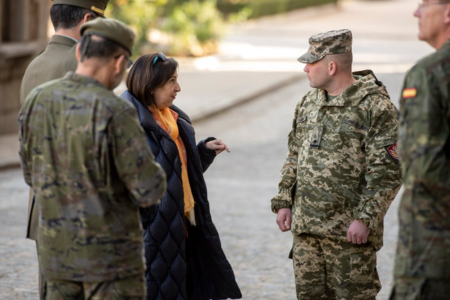 La ministra de Defensa, Margarita Robles, visita las instalaciones del Mando de Adiestramiento de Toledo en la Academia de Infantería. / Ismael Herrero