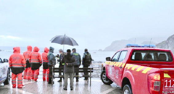Los efectivos de emergencias de Cantabria buscan al tripulante desaparecido ayer en Laredo. / ALERTA