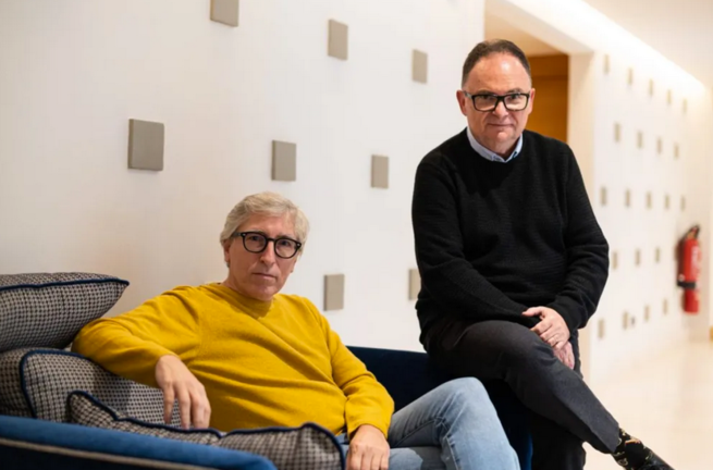 El director y escritor David Trueba (i) y el periodista Jordi Ferrerons. EFE/Fernando Villar