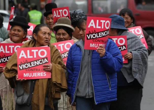 Fotografía de archivo de una marcha de activistas contra la violencia a la mujer, en La Paz. EFE/Martin Alipaz