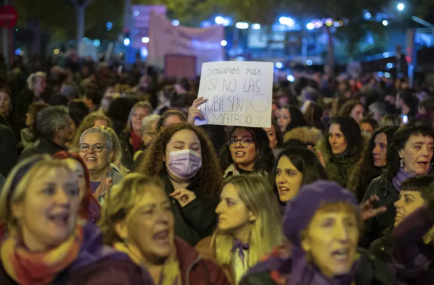 Manifestación del 25N contra la violencia machista, convocada por la Comisión 8M Vallecas, celebrada este viernes en Madrid con motivo del Día Internacional para la Erradicación de la Violencia contra las Mujeres. EFE/Fernando Villar