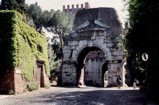 Vista de la Puerta Sebastiano en la Via Appia EFE/jg