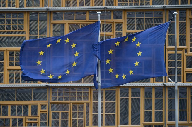 Banderas de la UE en la sede de la Comisión Europea en Bruselas. / E.P.
