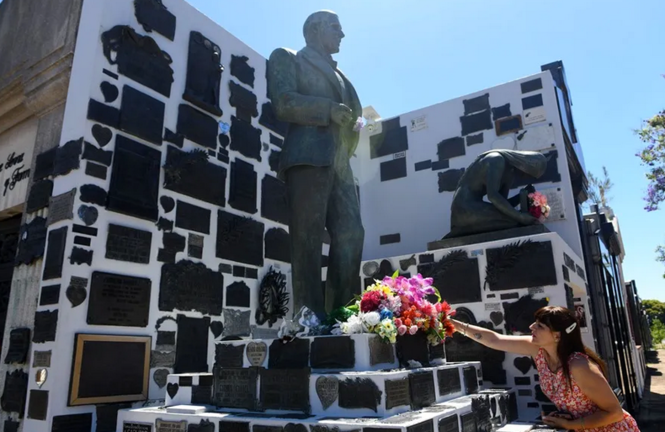 Fotografía de la estatua de Carlos Gardel en su mausoleo del Cementerio de la Chacarita en Buenos Aires (Argentina). EFE/ Enrique Garcia Medina