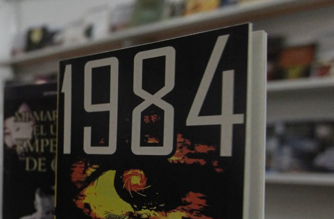 El libro "1984" del escritor George Orwell en el puesto de una feria de libros. EFE/Ernesto Mastrascusa/Archivo