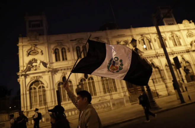 Ciudadanos protestan por la situación del país en Lima (Perú). EFE/ Bienvenido Velasco