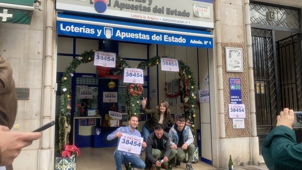 La Administración número 1 de Santander, en la calle Calvo Sotelo 15, celebra la venta de los números premiados.