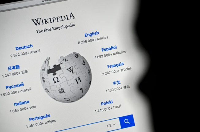 Vista de la página principal de la enciclopedia en línea Wikipedia en una pantalla. EFE/EPA/Sascha Steinbach/Archivo