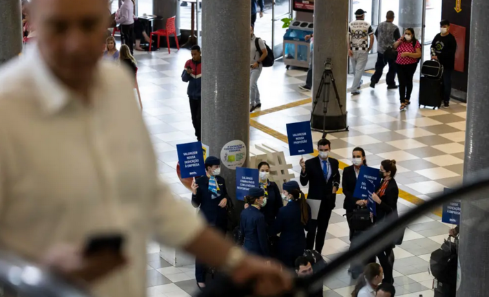Fotografía de archivo de pilotos y otros trabajadores que protestan pidiendo mejoras salariales, en el Aeropuerto Congonhas, en Sao Paulo (Brasil). EFE/ Isaac Fontana