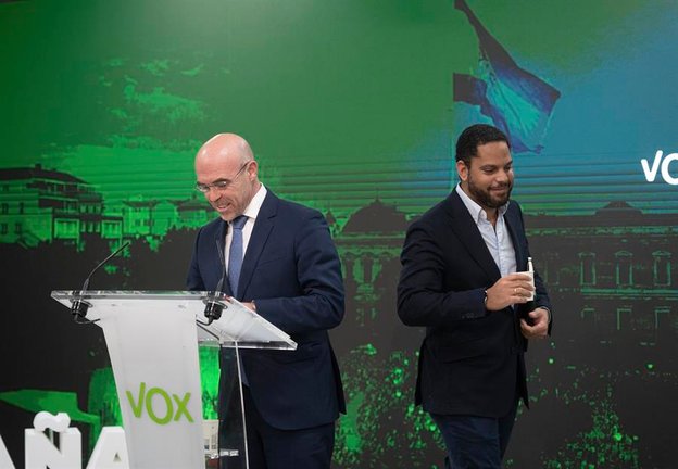 El secretario general de Vox, Ignacio Garriga (d) y el vicepresidente de Acción Política y eurodiputado, Jorge Buxadé (i) durante una rueda de prensa. EFE / Fernando Villar