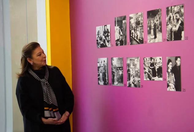 La embajadora de México en Bolivia, María Teresa Mercado, habla en la exposición fotográfica sobre la vida y obra de los artistas Frida Kahlo y Diego Rivera, el 15 de diciembre de 2022 en La Paz (Bolivia). EFE/Javier Mamani.