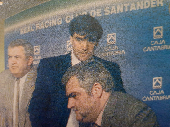Marcos Alonso, en el centro, entre el presidente Miguel Ángel Díaz y el consejero Antonio Diestro, del Racing de 1998. / JAVIER COTERA