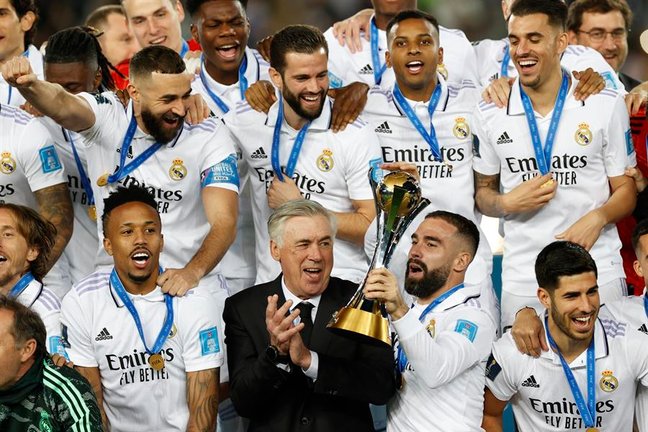 Los jugadores del Real Madrid celebran la victoria con el trofeo tras la final del Mundial de Clubes que Real Madrid y Al Hilal disputaron este sábado en el estadio Príncipe Moulay Abdellah, en Rabat. EFE/Julio Muñoz