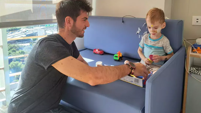 Oliver, el pequeño de dos años con un tumor cerebral, continuará su tratamiento en Madrid tras recibir el alta / HOSPITAL SANT JOAN DE DÉU BARCELONA