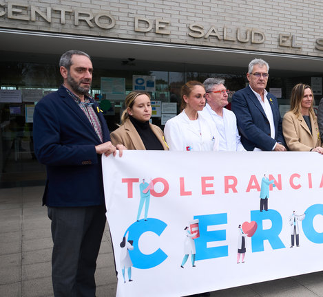 Concentracion  convocada por el Foro Sanitario contra las agresiones a sanitarios, en el Centro de Salud de El Sardinero. / Alerta
