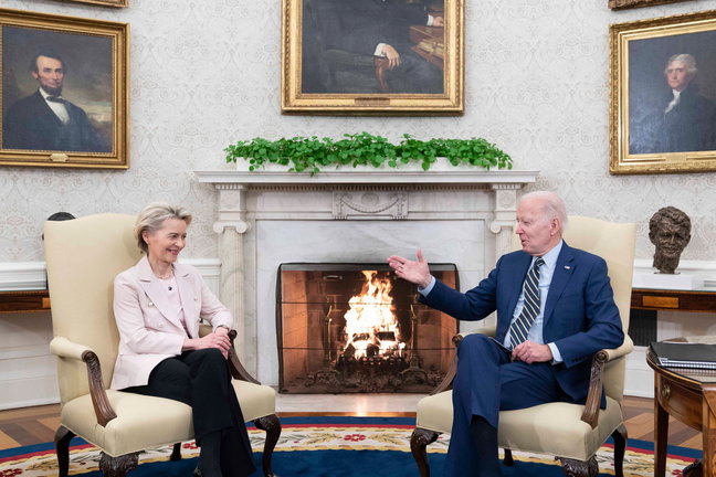 La presidenta de la Comisión Europea (CE), Ursula von der Leyen (i), se reúne con el presidente de EE.UU., Joe Biden (d), este 10 de marzo de 2023, en la Casa Blanca, Washington. / Bonnis Cash