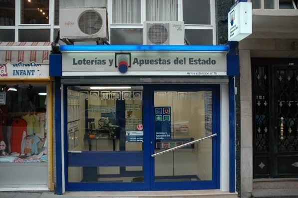 Adminstración de Loterías de la calle Casimiro Sainz de Santander. / Alerta