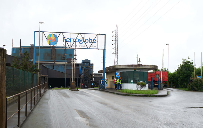 Fábrica de la empresa Ferroglobe, a 9 de junio de 2022, en Santander, Cantabria (España). / Serrano Arce