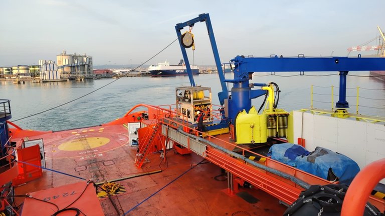 El buque Don Inda con el robot ROV de Salvamento Marítimo.