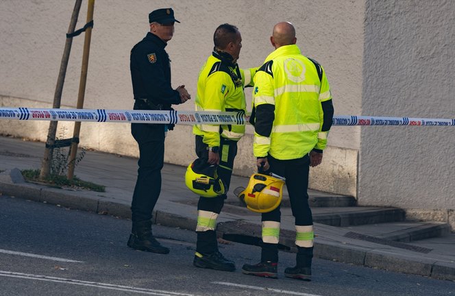 Un Agente de Policía y dos bomberos en la Embajada de EEUU en Madrid donde se ha recibido un paquete bomba, a 1 de diciembre de 2022. / Alerta