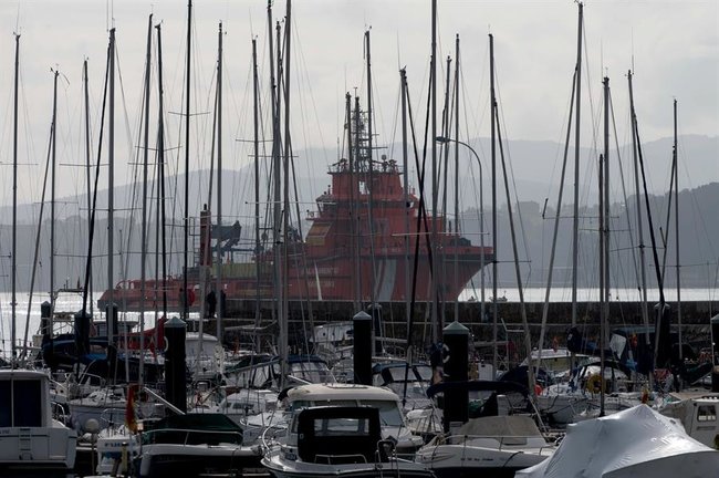 El buque Don Inda de Salvamento Marítimo regresa al puerto de Santander este martes tras suspender la búsqueda del marinero del pesquero Vilaboa Uno por las malas condiciones del mar. EFE/Pedro Puente Hoyos