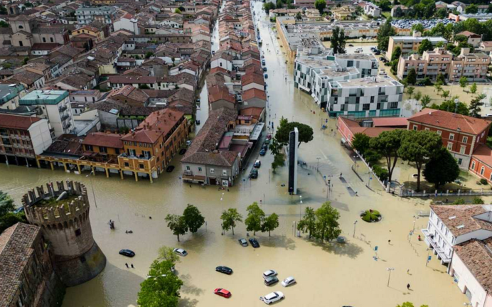 Las inundaciones en Italia dejan ya 14 muertos con zonas aisladas sin electricidad ni agua potable.