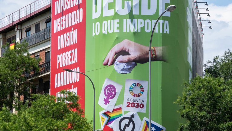 Vista de la lona que Vox ha instalado en la calle Alcalá, 145, a 19 de junio de 2023, en Madrid (España).