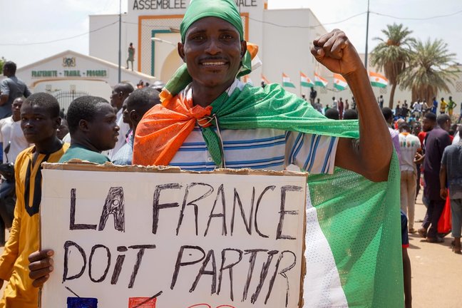 Un manifestante muestra una pancarta en la que se puede leer "Francia debe irse" durante unas protestas el 31 de julio de 2023 en Niamey. EFE/ISSIFOU DJIBO
