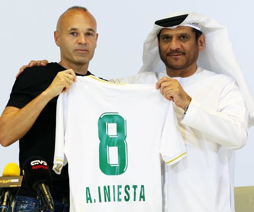 Ras Al Khaimah (United Arab Emirates), 09/08/2023.- Youssef Abdullah Al-Batran (R), Chairman of the Emirates Club, and Spanish soccer player Andres Iniesta pose with Iniesta's new jersey during his presentation as a new player of Emirates Club during a press conference, in Mina Al Arab, Ras Al Khaimah, United Arab Emirates, 09 August 2023. Emirates Club plays in the UAE Pro League. (Emiratos Árabes Unidos) EFE/EPA/ALI HAIDER
