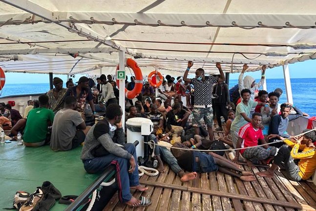 Más de 2.000 migrantes han desembarcado en las últimas horas en la isla de Lampedusa. / efe