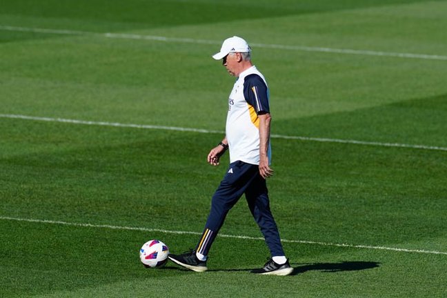 El entrenador del Real Madrid Carlo Ancelotti dirige el entrenamiento del equipo en la Ciudad Deportiva de Valdebebas en Madrid. El Real Madrid se enfrenta al Athletic Club en la primera jornada de LaLiga. EFE/ Borja Sánchez-Trillo
