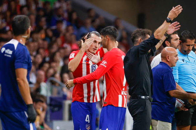 El defensa del Atlético de Madrid Caglar Soyuncu (2-i) sustituye a Álvaro Morata (3-i). / efe