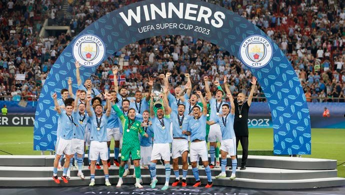 Los jugadores del Manchester City celebran con el trofeo la victoria./efe